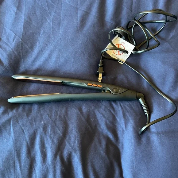 Vanessa Pro 1 inch hair straightener
Used once - Picture 1 of 4